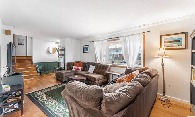 Longmont House | Spacious & Comfy ~ Close to Everything ~ Backyard!n