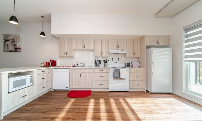 North Central Edmonton Condo | ✦Spacious Condo✦King Bed✦Close to DT✔UGD Parking