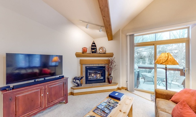 Willow Grove Condo | Spacious Condo on Blue River w/Shared Hot Tub, Water-View Balcony - Near Skiing