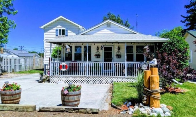 Jeddo House | Spacious Cottage Close to Beach