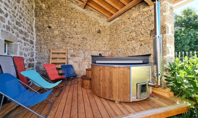 Usson-en-Forez Cottage | Spacious cottage with hot tub and wifi in Usson-en-Forez