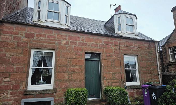 Kirriemuir House | Spacious Cottage with Garden in Kirriemuir centre