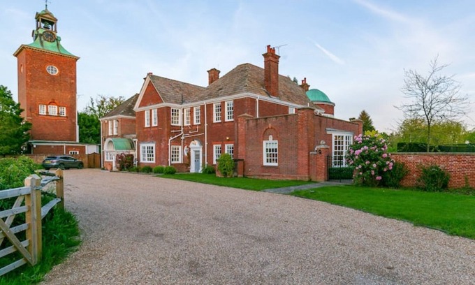 Alfold House | Spacious Country house with pool, sleeps 12. Perfect for relaxing get-away!