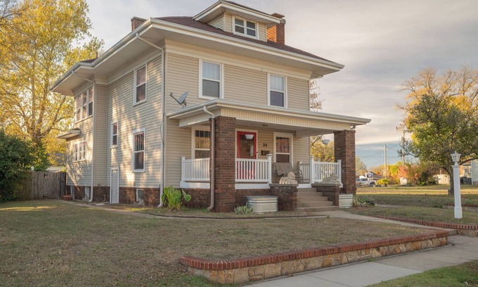 Webb City House | Spacious, Cozy Colonial Home
