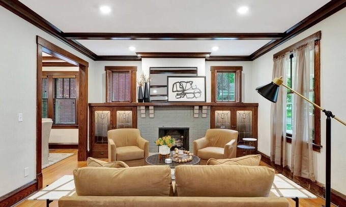 Champaign House | Spacious Craftsman Charmer