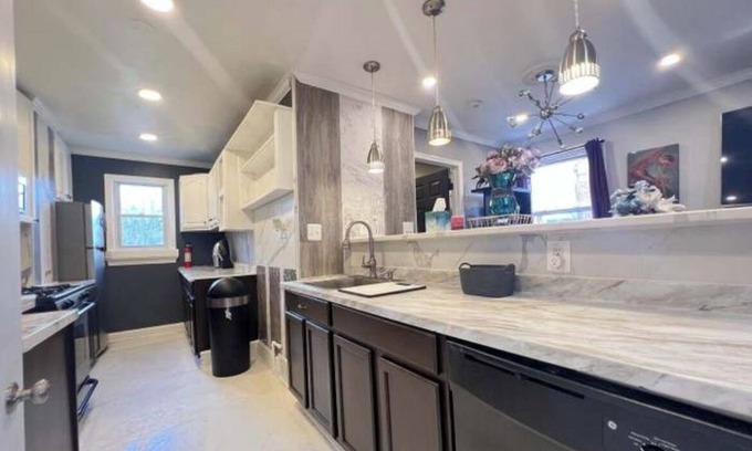 Washington Bed & Breakfast | Spacious DC Getaway Modern Comfort Walk-In Shower Near Metro