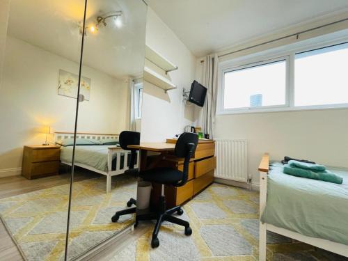 Cubitt Town House | Spacious double bedroom with private bathroom in London Canary Wharf for short stay or long let near O2 and Excel Exhibition centre and easy to reach from all airports in around London