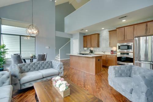 South Central Houston House | Spacious EaDo Getaway Less Than 1 Mi to Toyota Center!
