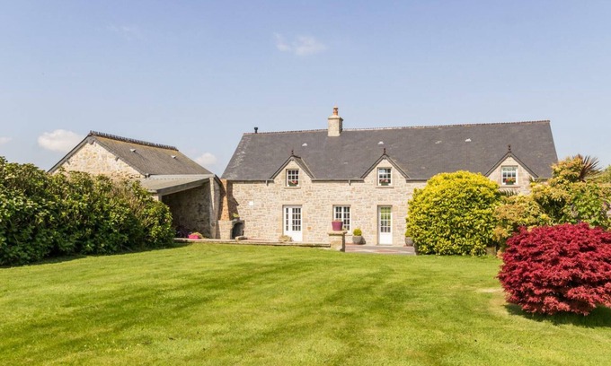Hardinvast Cottage | Spacious Family-Friendly Cottage with Large Garden, Fireplace, and Close to Cherbourg and the Sea