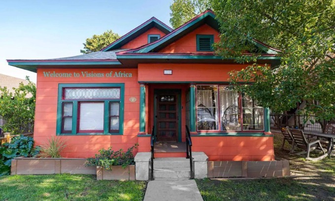 Eastside House | Spacious FAMILY FRIENDLY home beautifully decorated with African art.