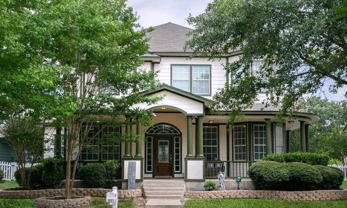 Kyle House | Spacious Family - Friendly Home Near Wedding Venues and Plum Creek Golf Course.