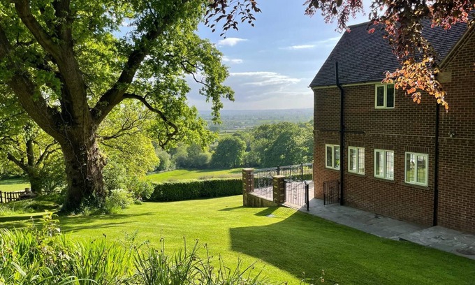 East Knoyle House | Spacious Family Home with stunning, expansive view
