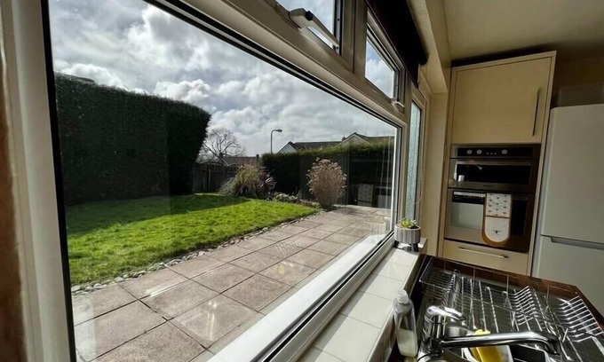 Cyncoed House | Spacious Family home in great location in Cardiff