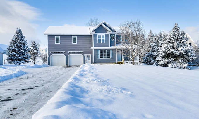 Eastern Vermont House | Spacious Family Home w/Deck & Yard: 5 Mi to Stowe