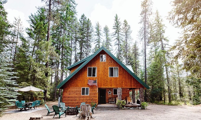 Priest River Cabin | Spacious Family Retreat Cabin w/3 Beds in Nature Oasis + Close to Lake