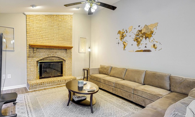 Lake Ridge House | Spacious Family Retreat Near DC: Ideal For Groups!