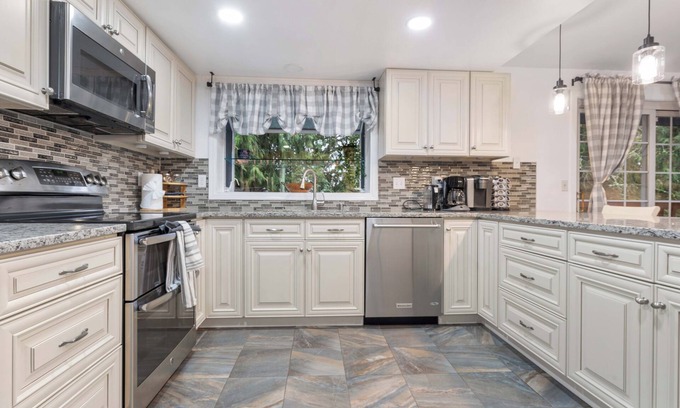 Education Hill House | Spacious Family Retreat near Microsoft