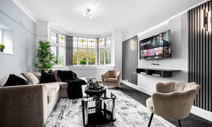 Stonnall House | Spacious Five Bed House Near Airport - Parking - Garden