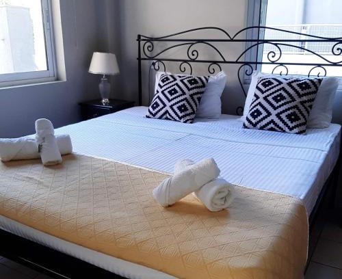 Filiatra House | Spacious flat with private garden