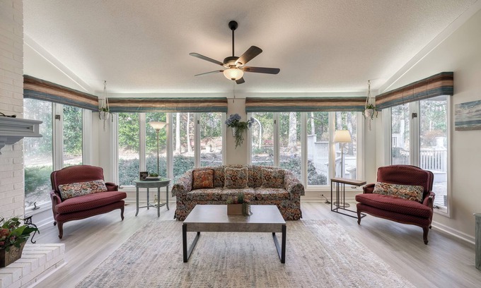 Johns Creek House | Spacious, Fun & Comfy Family Haven ~ Garden ~ BBQ!