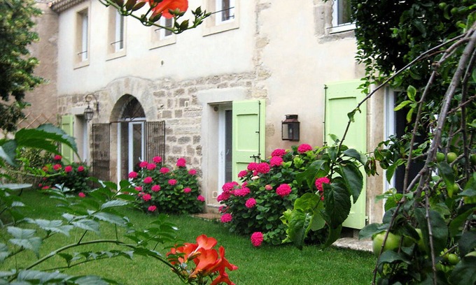 Pezenas House | Spacious garden center of Pezenas