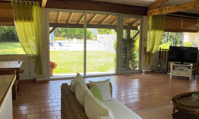 Monclar House | Spacious Gite with Large Private Swimming Pool