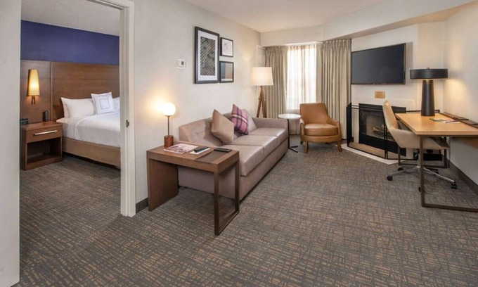 Linthicum Heights Hotel | Spacious Good-Value Accommodation! 2 Relaxing Units, w/Pool, Free Breakfast!