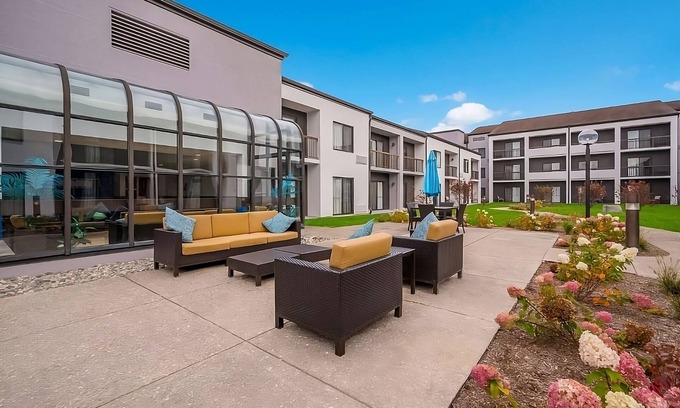 Auburn Hills Hotel | Spacious Good-Value Accommodation! 2 Lovely Units, Swimming Pool, Parking!