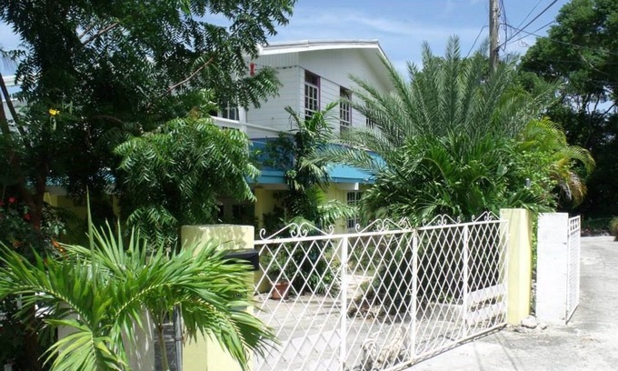 Hastings Apartment | Spacious ground floor apartment close to beaches, bars and restaurants