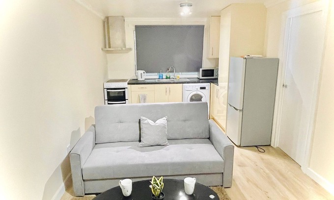 Hounslow Heath Apartment | Spacious Ground Floor flat Nr. Heathrow