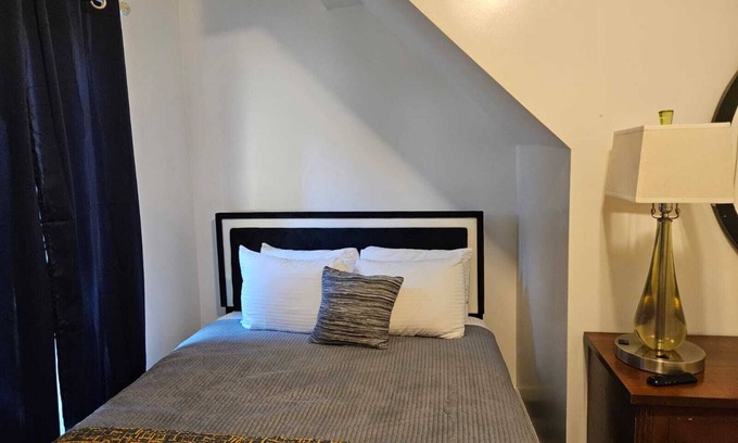 Memphis Cottage | Spacious Guest House w/8+ Beds - Near Downtown & Medical District