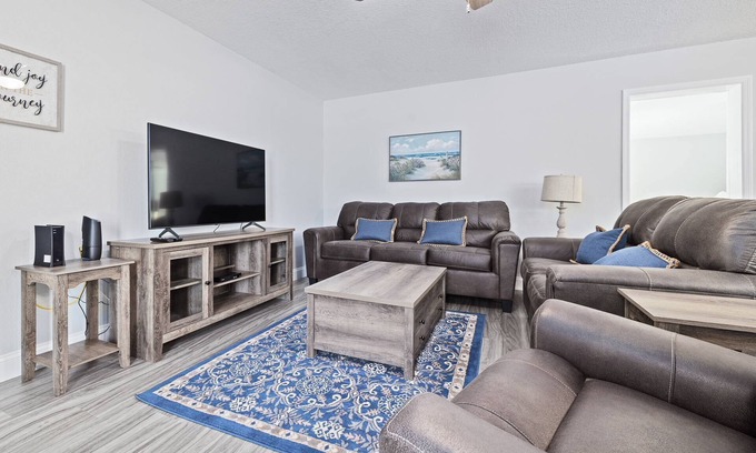 Spring Hill House | Spacious Gulf Coast Scallop Season Retreat! Near Pine Island Beach, Weeki Wachee, Dog-Friendly