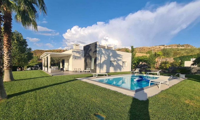 Leonforte House | Spacious holiday home in Leonforte with swimming pool