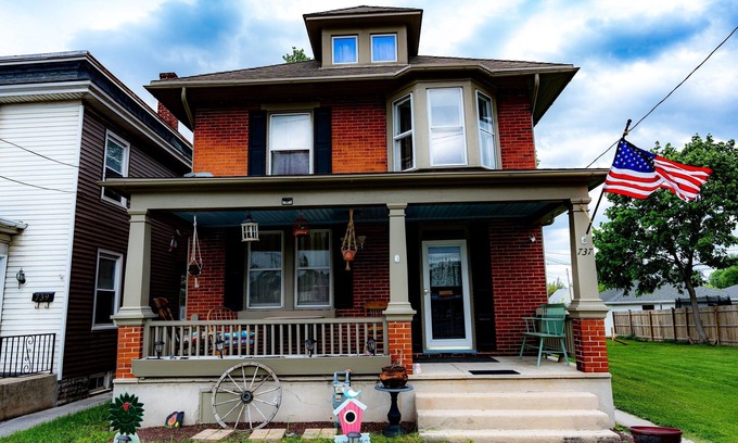 York House | Spacious Home a mile away of York expo center with free parking lot.