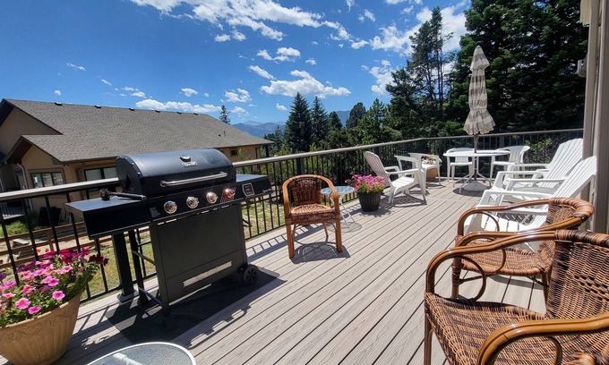 Gleneagle House | Spacious Home in Quiet Area - Minutes to Attractions, Music, Restaurants & USAFA