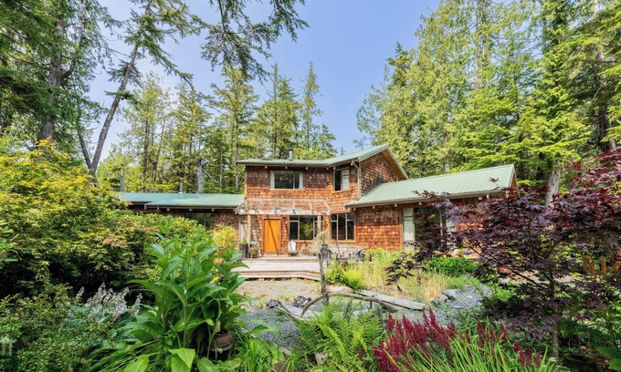 Tofino House | Spacious home in Tofino's best surf and sand neighbourhood