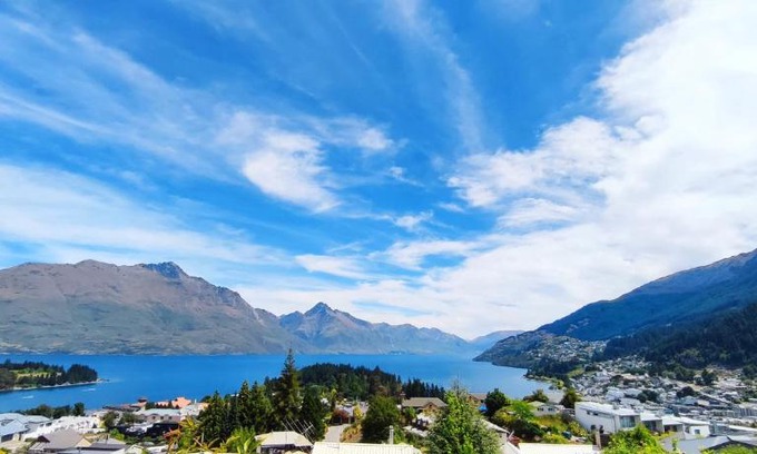 Queenstown City Centre Apartment | Spacious Home with Awesome Lake Views