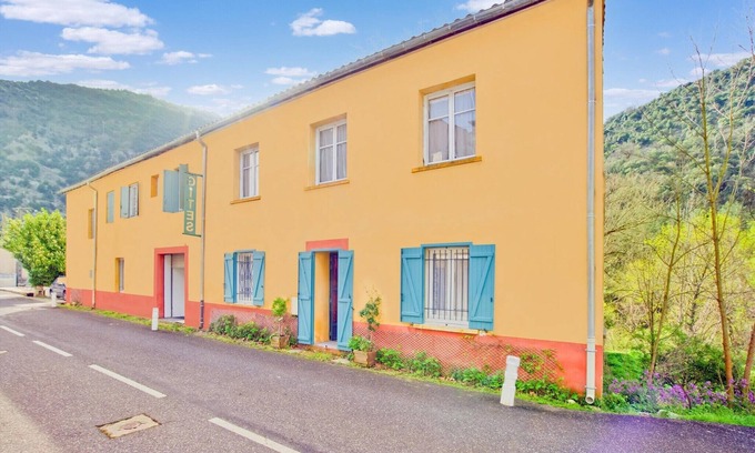 Gornies House | Spacious Home with Beach Access