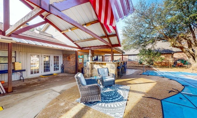 Stephenville House | Spacious home with golf course views, private pool