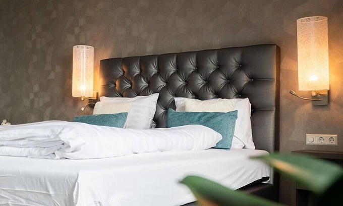 Uitdam House | Spacious hotel room with 2 bedrooms and 2 bathrooms