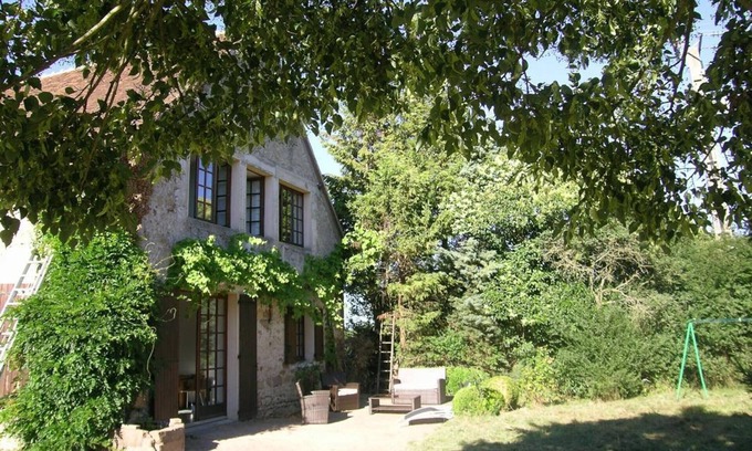 Bressolles Cottage | Spacious house with fireplace and garden in Bressolles