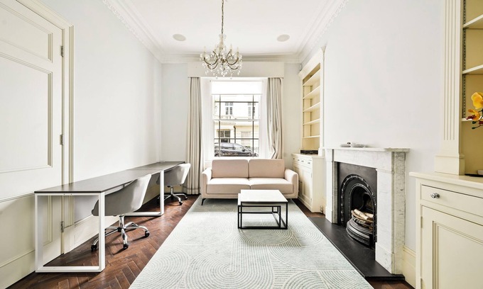 Riverside House | Spacious House, Central Location with 4 Rooms/5 King Beds,
