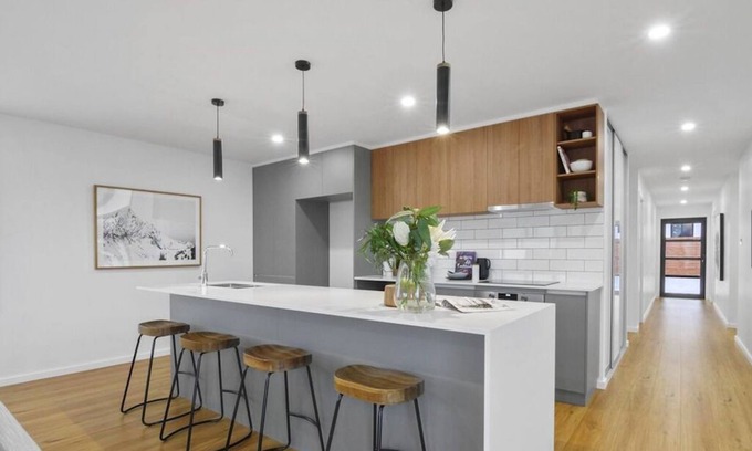 Moonah House | Spacious house close to Hobart CBD. Wifi & New 80 inch Sony QLED SMART TV