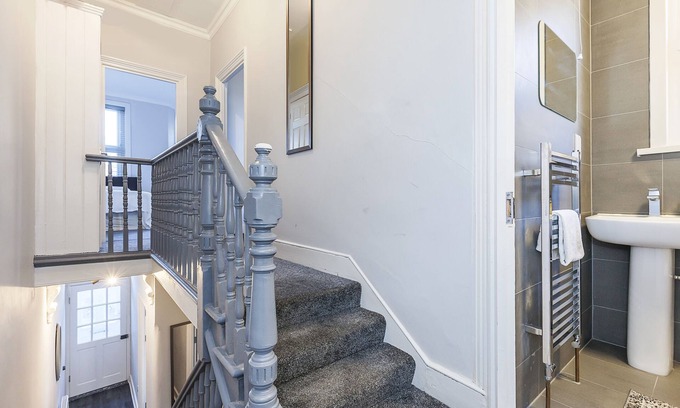 Stratford House | Spacious house directly opposite the park