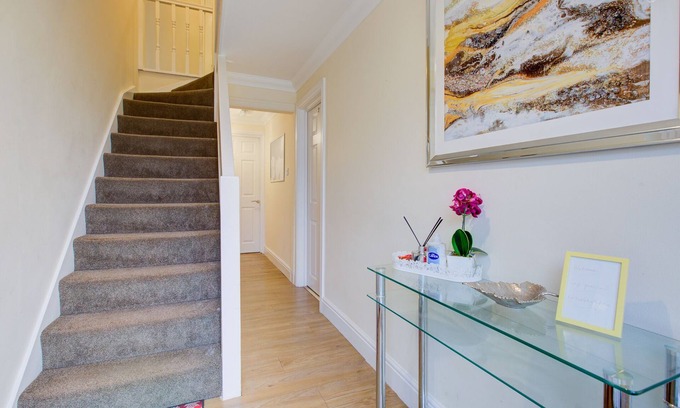 Reading House | Spacious house in a quite cul de sac with parking and great location.