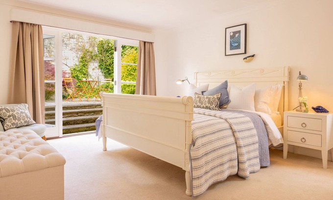 Bath House | Spacious House in Bath - Sleeps 9 with Games Room and Large Garden