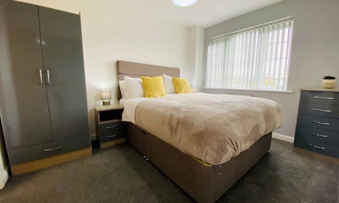 Grimsby House | Spacious House In Grimsby With Parking