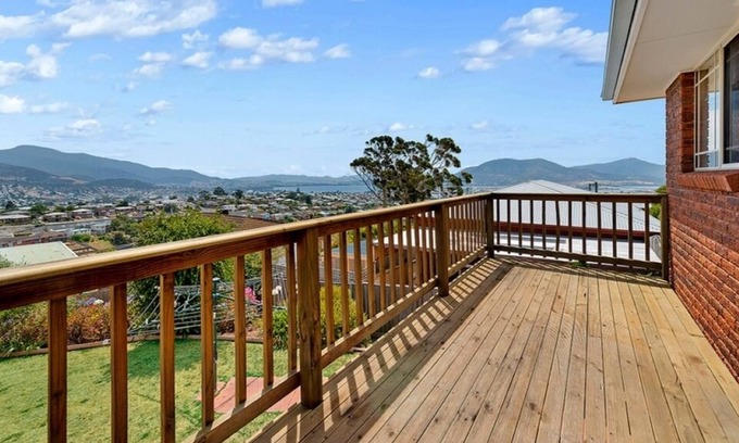 West Moonah House | Spacious House with Panoramic Views in West Moonah