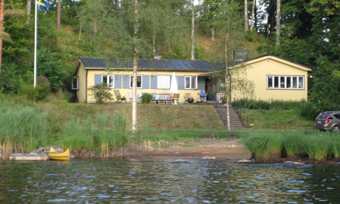Almhult Municipality House | Spacious house with beautiful views of Lake Möckeln and individual location. Beachfront property.