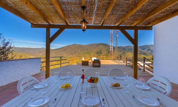 Malaga Cottage | Spacious house with spectacular views 15 minutes from the center of Malaga.